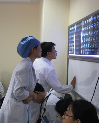 ��һ�w�μ����������ÿ�춼�����y�s�Y��Σ�ز��˴򽻵��������������؄e���挦ӛ�ߵ��ᆖ����?q��)���ȻһЦ������Щ��������Ⱦ��������ʼ�\�಻�����������t(y��)������Ⱦ���L(f��ng)�U����һЩ����ͻ�l(f��)�����l(w��i)���¼���ǰ�������ƴ���Ǜ_��һ���ģ����҂��ɵľ����@�У�����Ҳ����(x��)�T�ˣ�Ҫ�f�������䌍��Ҷ��С�ÿ��(d��ng)�挦�����r����ϣ�������ܜp��ʹ�࣬Ҳϣ�����˼Ҍ��������҂��ѽ�(j��ng)�M�������������������?q��)��ƺ���Ը���ӛ�߷������ڹ����еĿ옷��ÿ�?d��ng)�����e�O���ȵ�Σ�ز����D(zhu��n)Σ�鰲�r��ÿ��(d��ng)���ĵİ�ο�ͽ��ʹ���˵�Ę������Ц�ݕr��ÿ��(d��ng)�������˿���(f��)��Ժ�r����?q��)������ĈF꠿���һ�N��ͬ���ܵĸ��X�����@���r�򣬾Ϳ������Լ������ărֵ���ڡ������t(y��)��Ժ�����������R�����Vӛ�ߣ���Ҫ������һ�������ƴ�򣬲������ס��҂���Ҫ���������ı���ҲҪ����󱳺��ԭ��[Ԕ��(x��)]