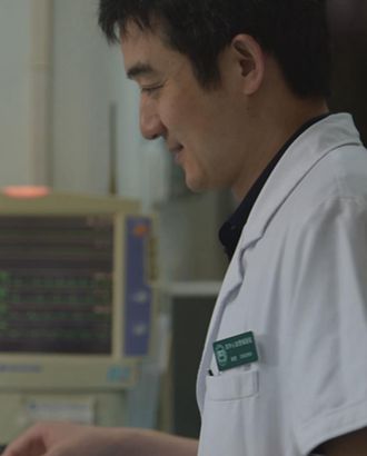 ���������K���������@�Ą��ǁ��������K���gһ�cҲ�����^��������Ѫ�ܲ��tԺ������������K�����衱ÿ�춼�����ݣ�����t�����g��ͬ�r��Ҳ�黼�ߎ�������ϣ�����@��һ����ͨ�����磬�����tԺ��늽��������o̓ϯ��������Ӗ���t���������錣ע�ض�������Ļ�ϵ����g��ʾ�����g����t���ˆT�����ھo��æµ���������ڻ����ر����_�ׂ�С�ף��@�ׂ�С�׾��Ǵ�ͨ����c���K��ͨ����ͨ�^�@�ׂ�С�ף�һ�_���s�����K���g�ڎ׺�������ѪҺ����r�£��Ƀ��������_ʼ�ˡ��@�_���g���t�W���Q�ǡ���ǻ�R�¶�����ÓQ������һ���̌W��ʾ���g�������t���Ǹ����tԺԺ�L��������������t�����ܡ������tԺ��Ѫ����������������İ�Ĥ���g���ģ�2014�긷���tԺ����˳��^4000����Ĥ���g�����g�^���У������t��ͨ�^��ǻ�R�^�컼�ߵ����K��r������е�Ď����£�������ȣ������ش��_һ�lֱͨ���K����ġ�ͨ�������t����ҕ������ǻ�R�Ď��I�£����_����Ҫ��Q�����K��Ĥ���@�������g��ʩ����Ҫ��ꇵء���[Ԕ��]