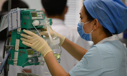 ICU�t(y��)�������ӟ��ɵ�һ�����g��һ������һλ���ߣ����Ƀx����������Σ�ذY�O(ji��n)�o������׺����X�����r�g�����š����߲������ӣ����������C���֣��۾������컨�忴������Ͷ������@�һ�D��s����һ�������t(y��)���oʿ���������󣬲������L��һ�D�ۣ��״�ӵ�Ӱ�ӱ���ʧ�ڹս�̎���mȻ���l(w��i)�����˵Ľ������t(y��)�����Լ��s�^�ò���ô��������ҹ�����򣬳�����̻�����������������O(ji��n)�o�ҵ��t(y��)���B�S�D��һ�̲����x�_���ߣ��ώ���Ҫ�邀�g϶һ��С�ܣ�����S����ώ׿ڣ��Y�v�ߵ��t(y��)��߀Ҫ��Փ�ģ����n�}������У�ȱ�X����ƽ���Ġ�B(t��i)�������@������������ѽ���һ���ܸ����ճ�������(ji��)����t(y��)���������黼����߅�c���񌦿����l(w��i)ʿ��߀�ô���ˡ��־Ñ�(zh��n)����[Ԕ��]