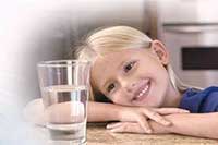 引導(dǎo)娃喝水 家長要以身作則