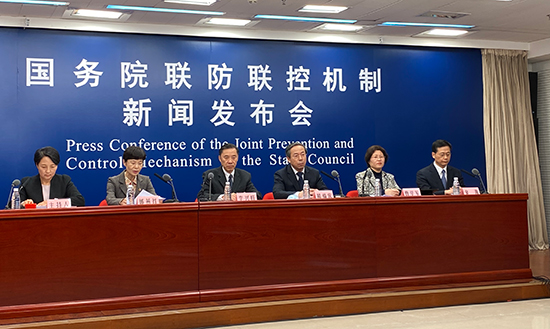 圖為2月5日召開的國務(wù)院聯(lián)防聯(lián)控機(jī)制新聞發(fā)布會。(人民記者 王政淇攝)