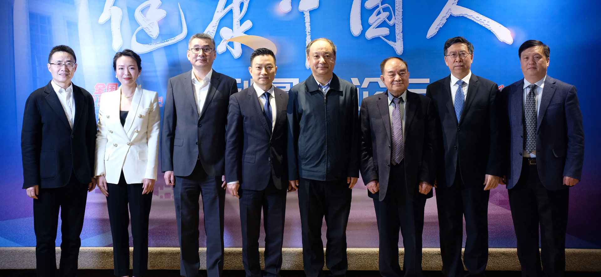 健康中國人系列圓桌論壇之“關愛職工健康 關注腫瘤早篩”專場嘉賓合影