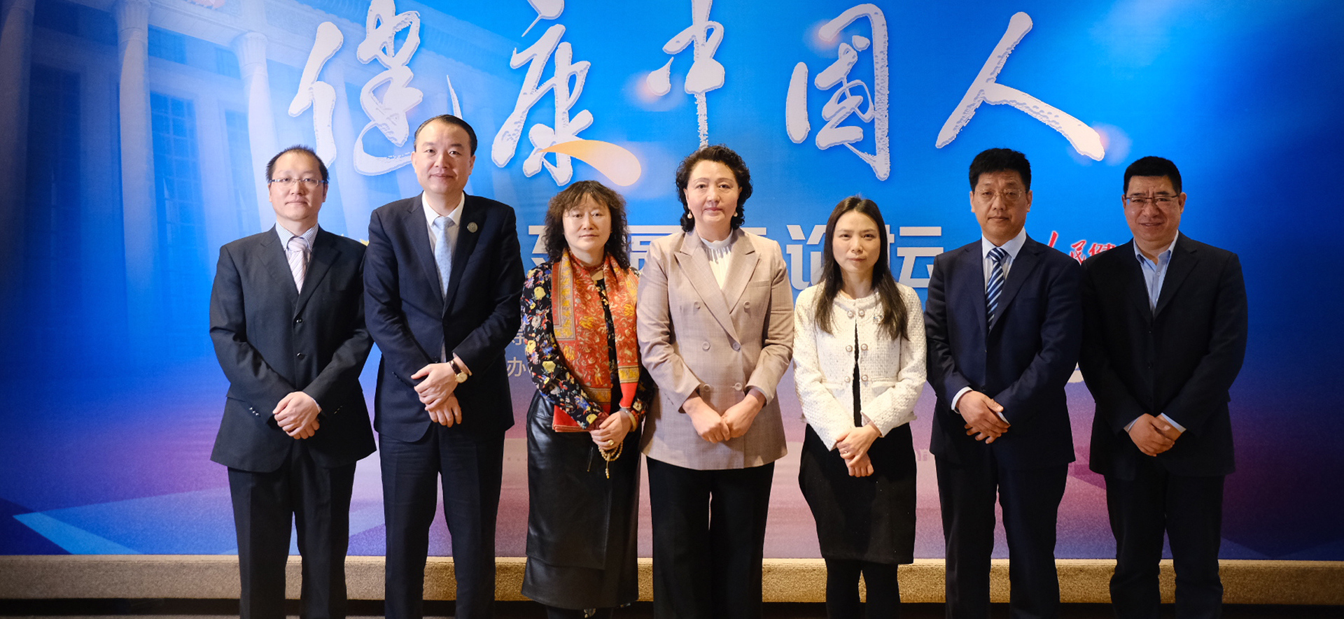 “提升營養(yǎng)健康服務(wù)水平,推動餐飲業(yè)轉(zhuǎn)型升級”專場嘉賓合影