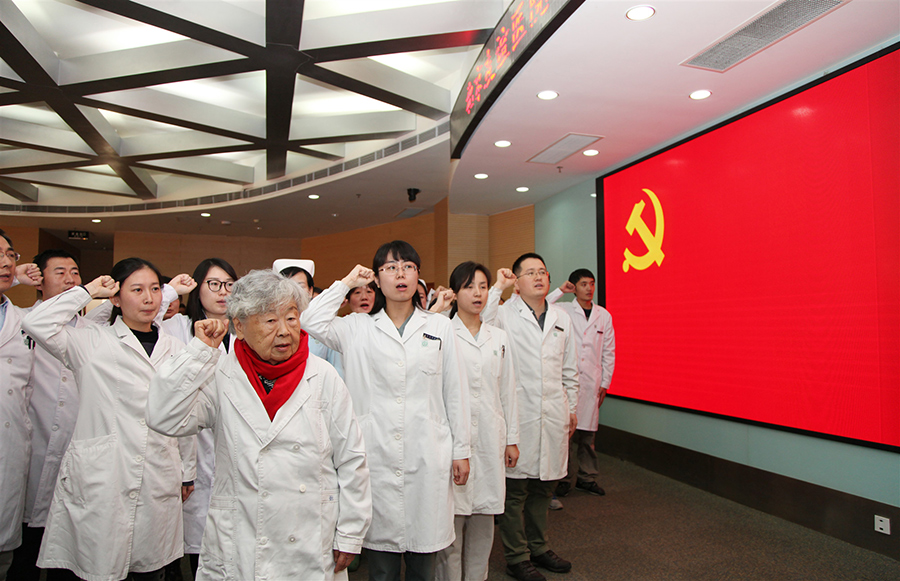 2016年,李桓英宣誓加入中國共產黨。