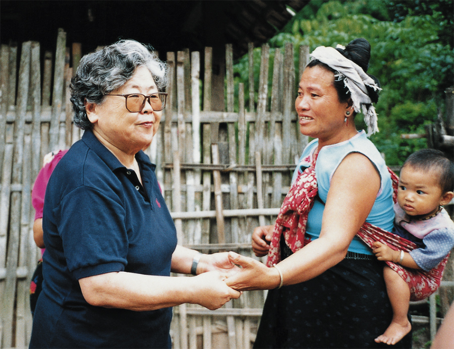 李桓英(左一)在麻風(fēng)村調(diào)研。