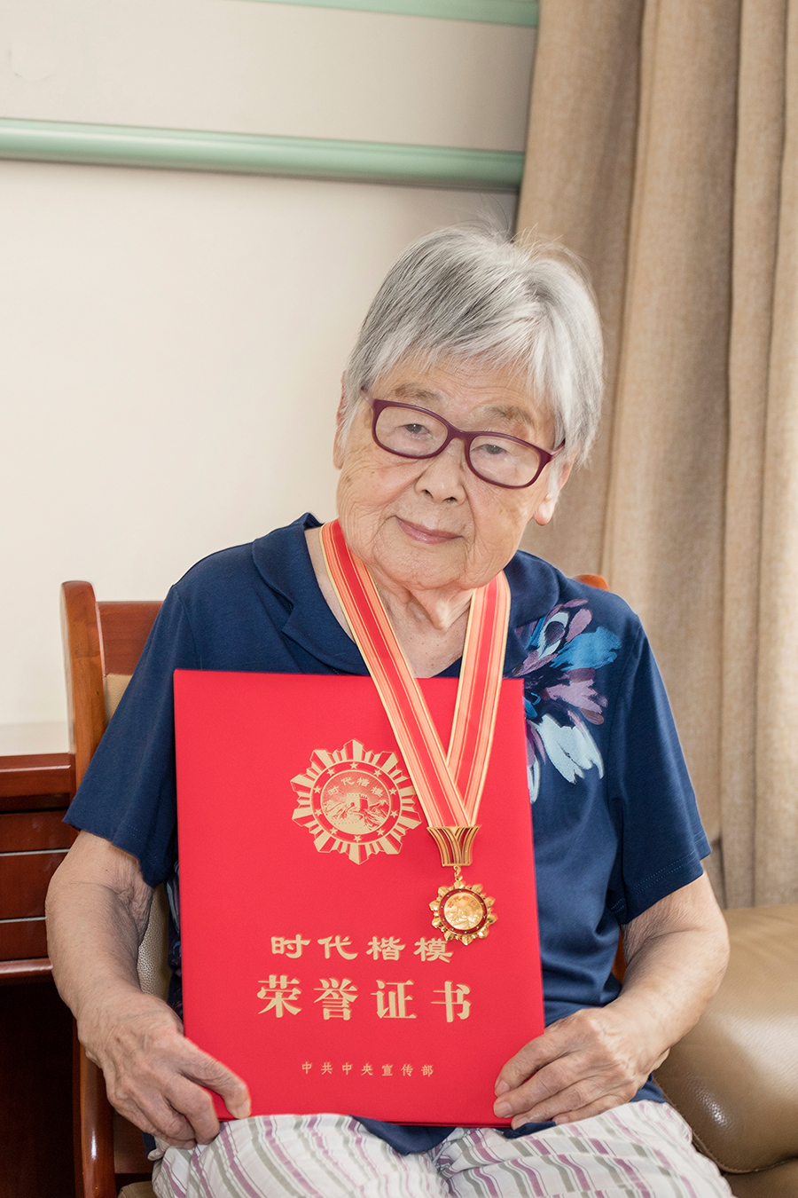 2021年8月23日,李桓英與“時代楷模”獎章、證書合影。