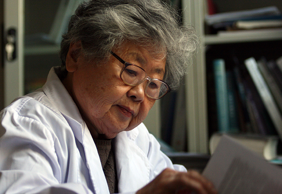 李桓英耄耋之年仍堅(jiān)持工作。