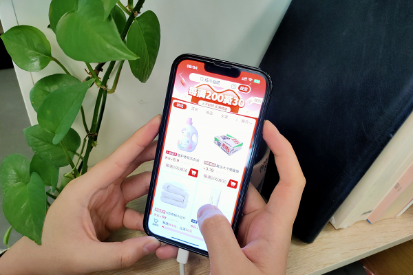 消費者正在瀏覽電商平臺大促活動。人民網記者 喬業(yè)瓊攝