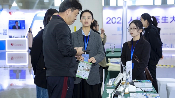 嘉賓參觀智能化應用場景展。