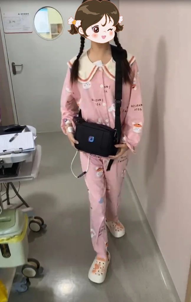 2023年,美美術(shù)后佩戴人工心的照片。圖片由浙大兒院提供