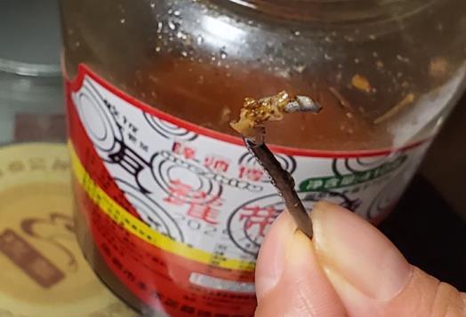 網友通過人民網“人民投訴”反映在網購的罐裝帶魚中吃出鐵釘。(圖片來自“人民投訴”用戶)