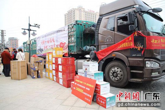 正在裝車的援綏抗疫物資。