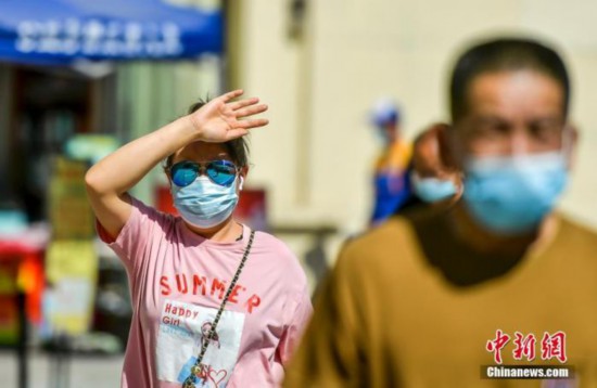 外出市民用手遮陽。 <a target='_blank' data-cke-saved- ><p align=