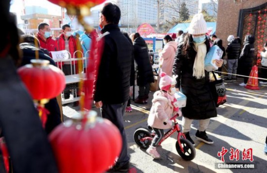 資料圖:1月27日,北京豐臺怡海花園居民在社區門口取快遞。<a target='_blank' data-cke-saved-href='/' href='/'><p align=